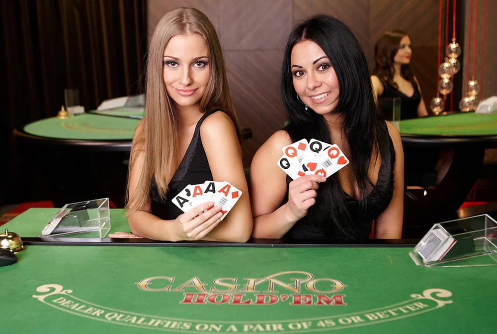 Tampilan meja dan dealer pada ruang kasino live LUCKSVIP