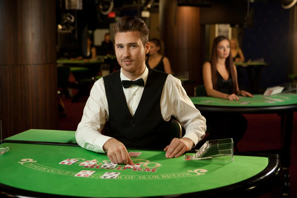 Suasana meja kasino live LUCKSVIP dengan dealer dan layar permainan